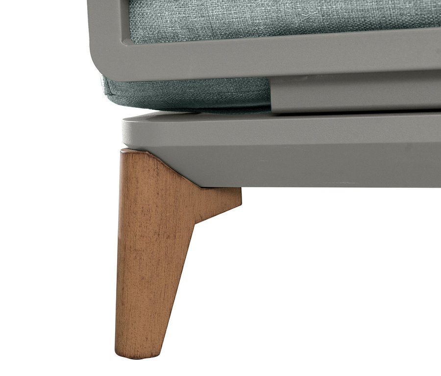 Detail einer Leco Lounge-Ecke »Moss« mit Holzfuß.