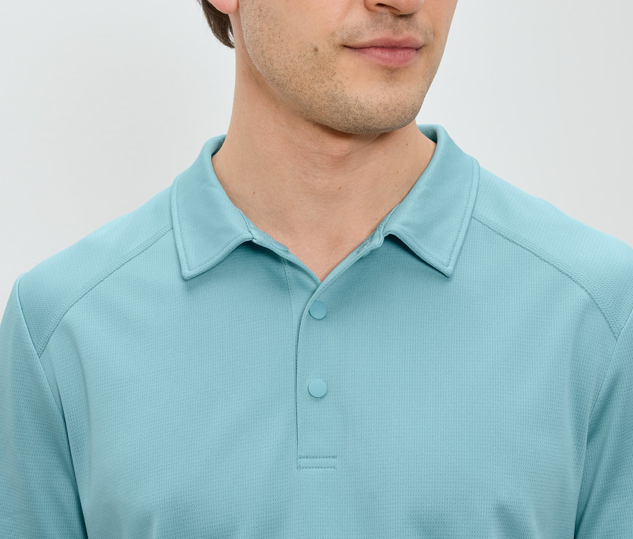 Nahaufnahme eines Mannes, der ein hellblaues Poloshirt trägt.