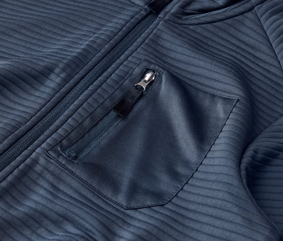 Nahaufnahme einer marineblauen Kapuzenjacke mit durchgehendem Reißverschluss und Brusttasche.