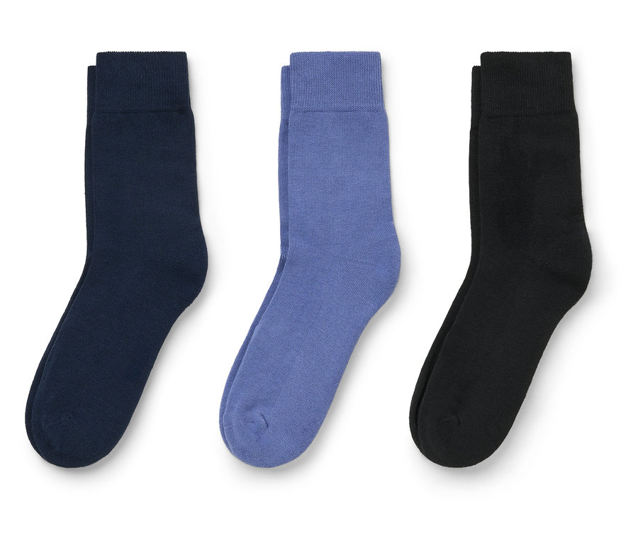 Drei Socken in Marineblau, Lila und Schwarz liegen auf einem weißen Hintergrund.