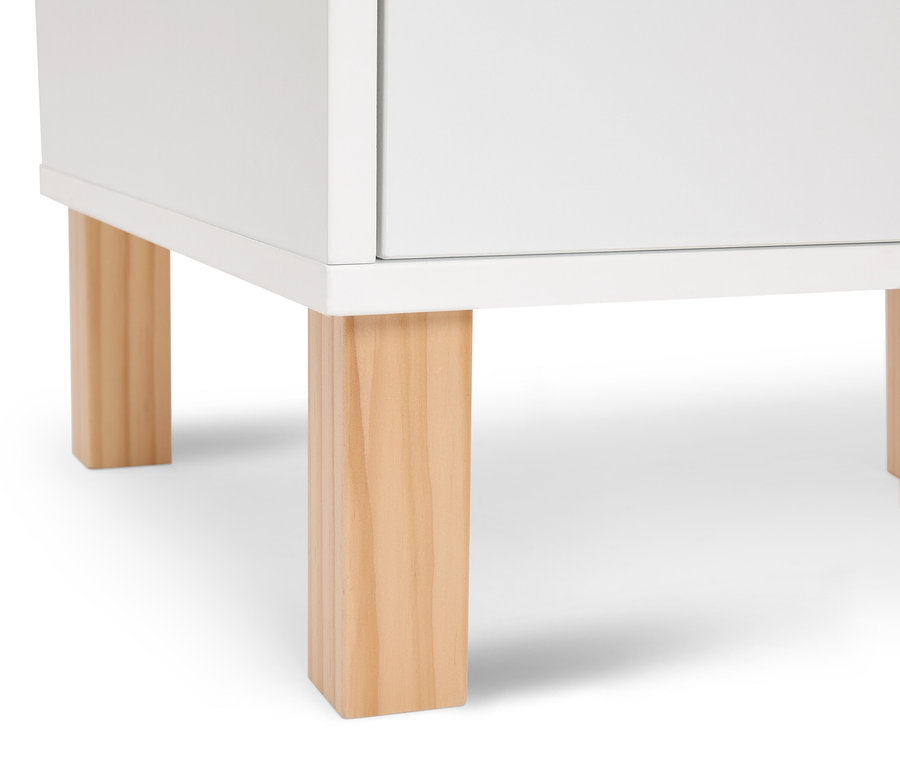 Detailansicht eines weißen Schranks mit hellbraunen Holzfüßen auf weißem Hintergrund.