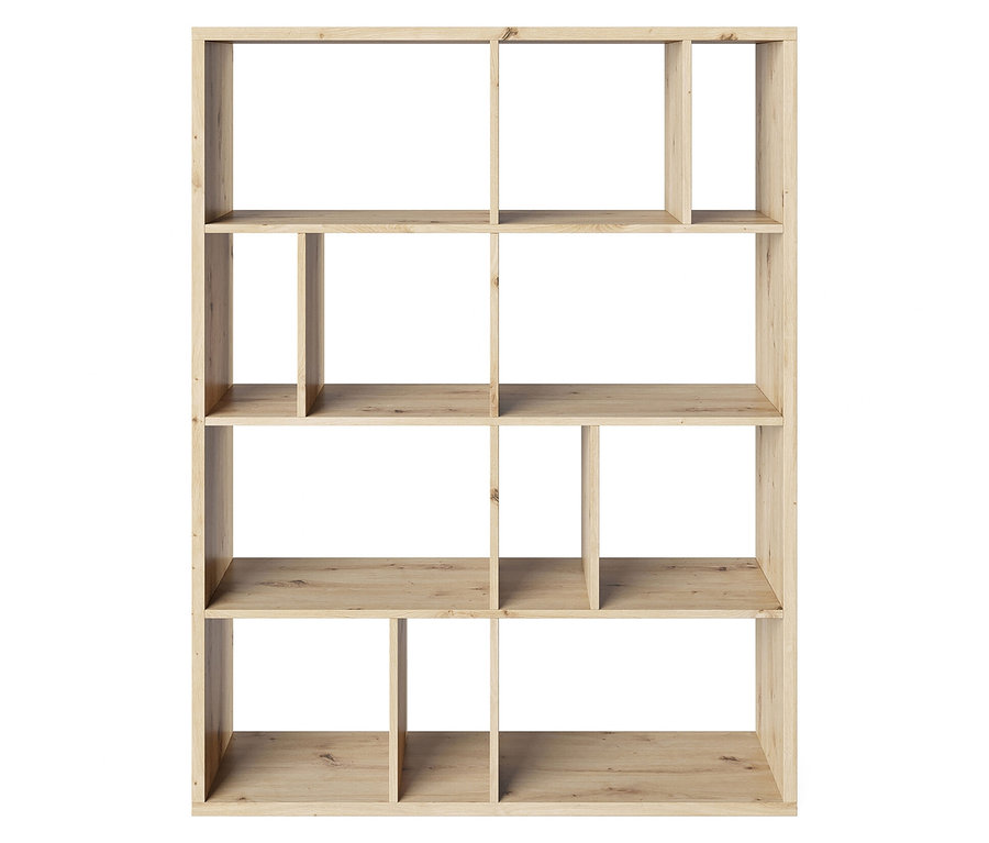 Ein leeres, hellbraunes Holzregal mit mehreren Fächern unterschiedlicher Größe.