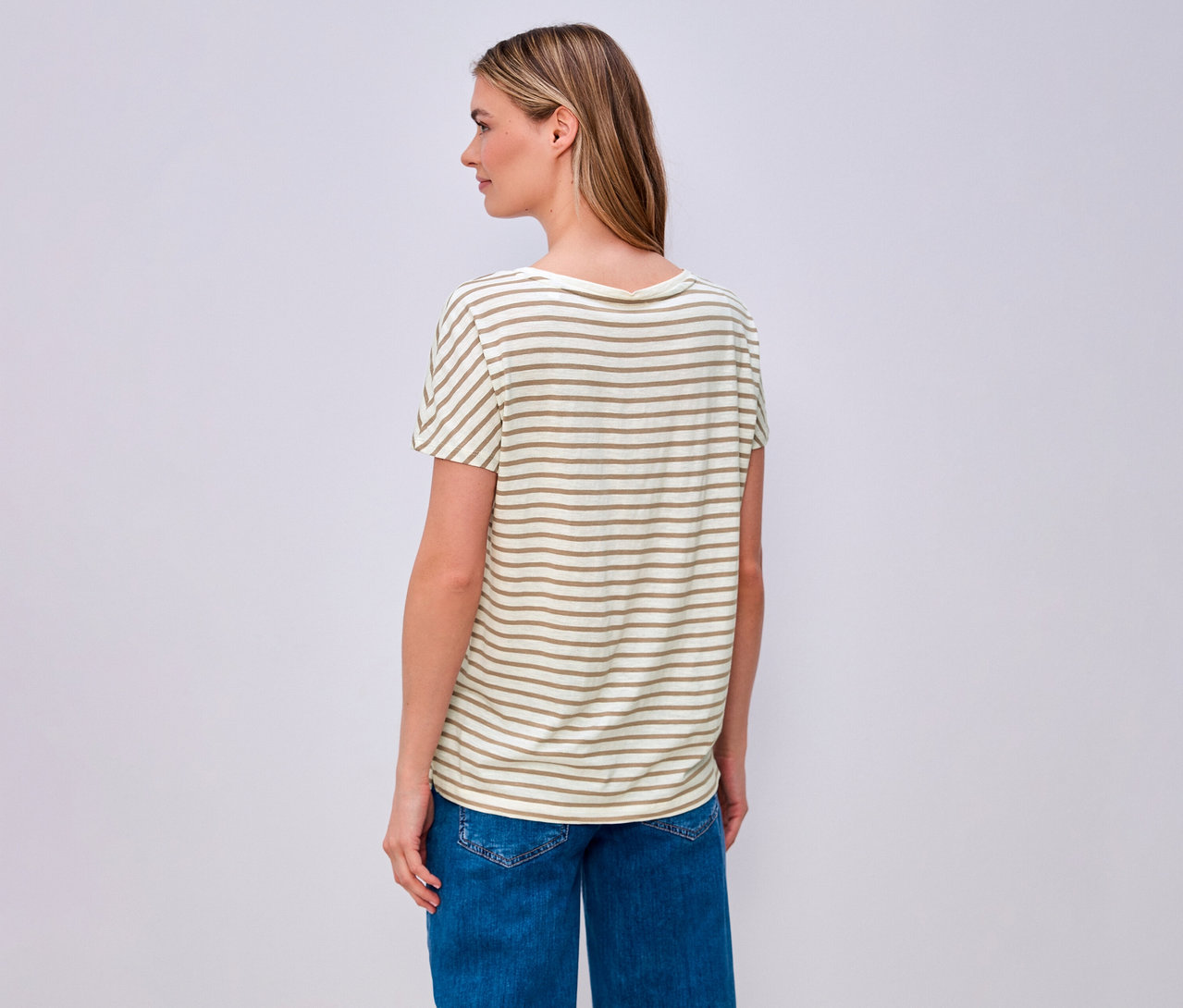 Frau von hinten in Jeans und beige-weißem Street One T-Shirt.