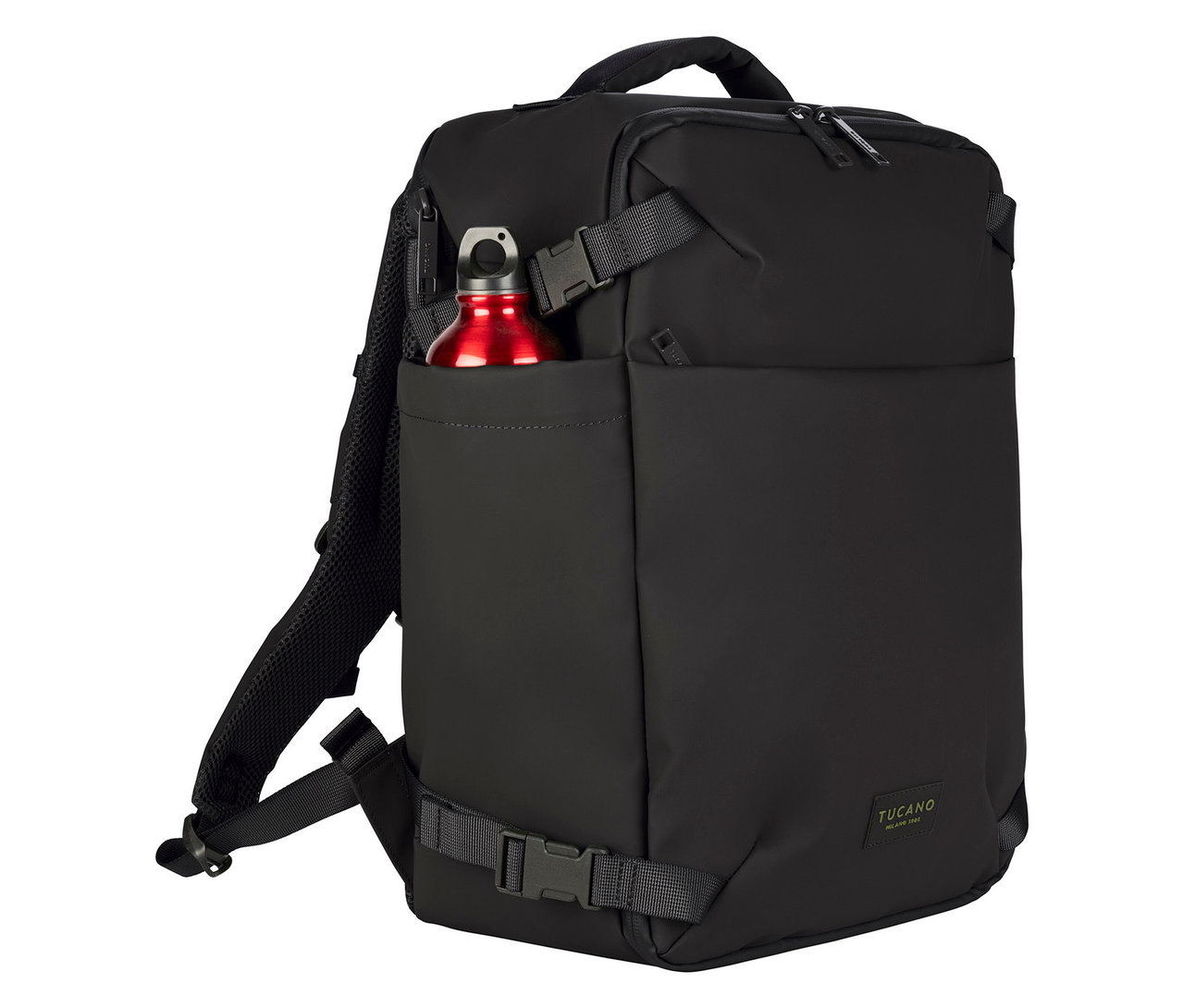 Schwarzer Tucano TUGO DRY Kabinenrucksack mit 15,6-Zoll-Laptopfach, mit roter Trinkflasche in der Seitentasche.