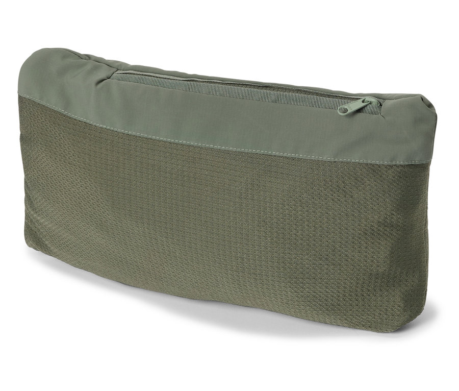 Grüne Packtasche mit Reißverschluss oben.