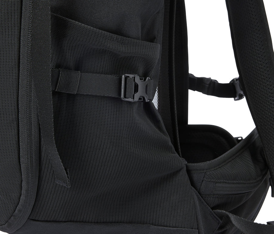 Detailansicht eines schwarzen Rucksacks mit Seitentasche und verstellbarem Riemen.