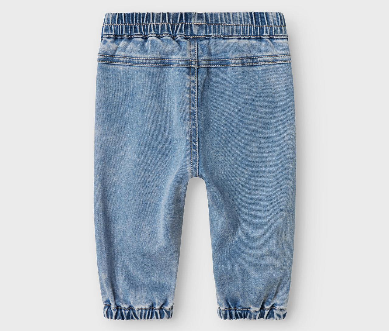 Rückansicht einer hellblauen NAME IT Baby-Jeans mit Gummizug.