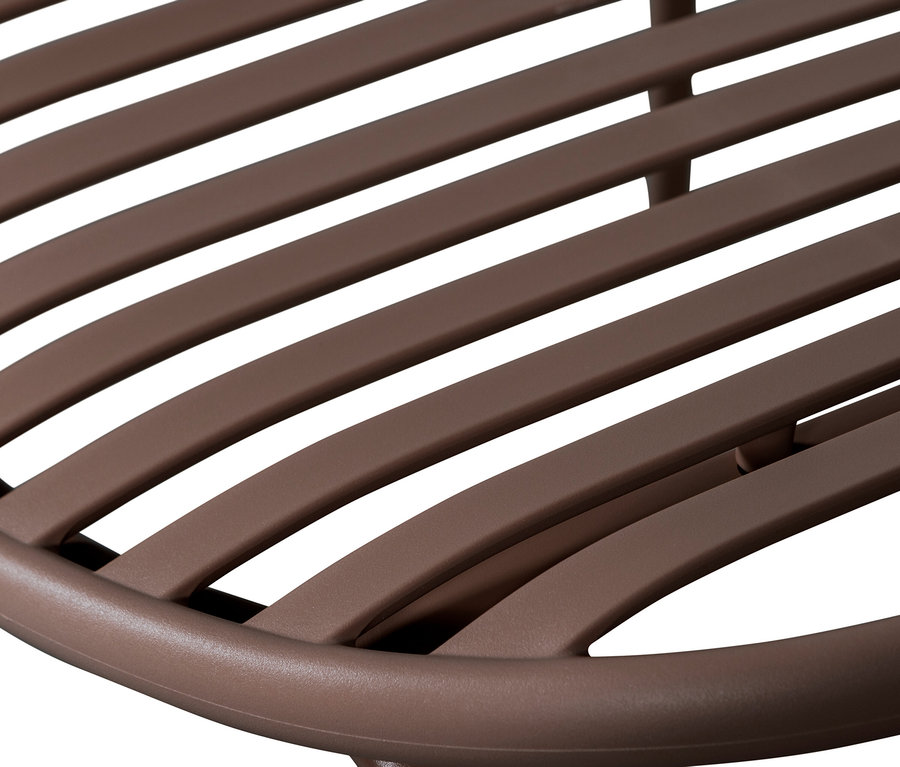 Nahaufnahme der braunen Sitzfläche des WOOOD Lounge Sessels mit Hocker, bestehend aus Latten.