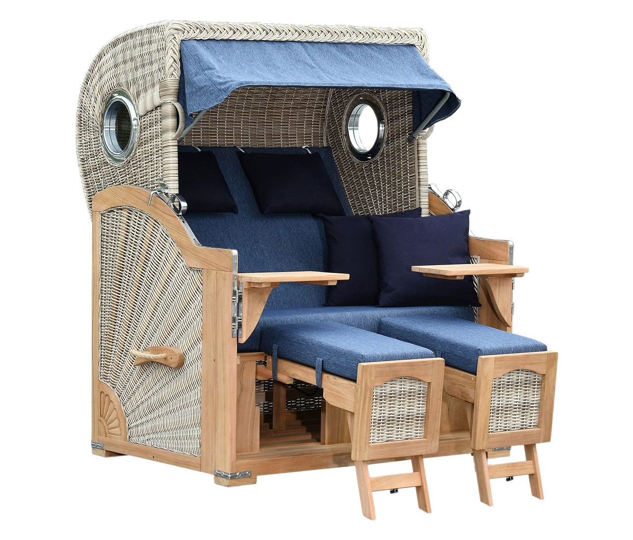 Ein Strandkorb aus hellem Holz und Korbgeflecht mit blauen Polstern und ausklappbaren Fußstützen.
