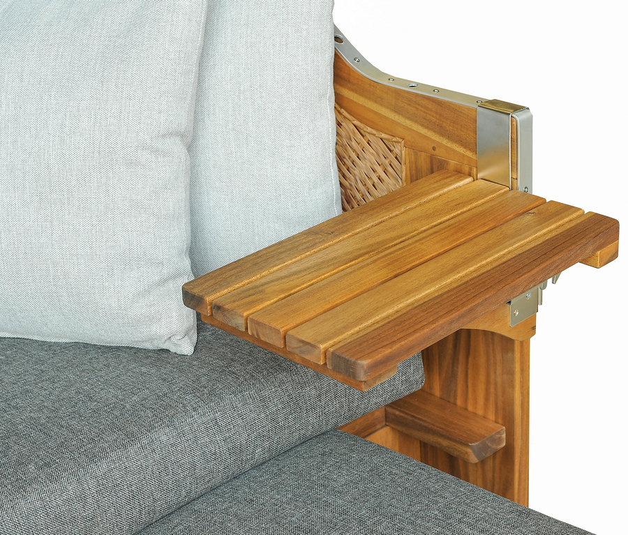 Detailansicht eines DeVries Strandkorbs, Akazie, XL mit hellgrauem Kissen und Holztisch.