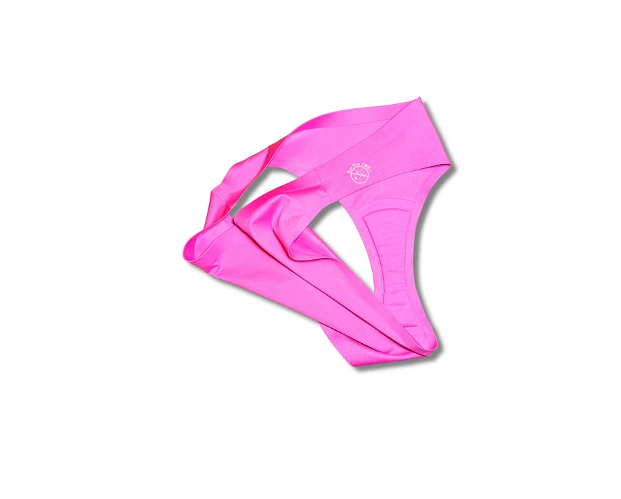 Pinker Stringtanga liegt auf einem weißen Hintergrund.