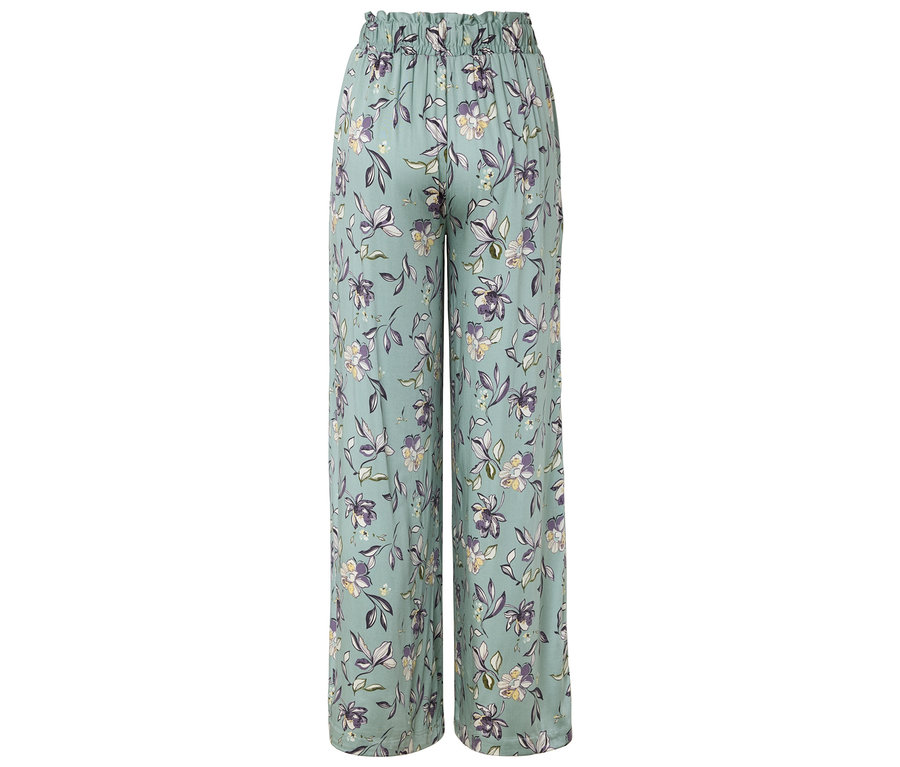 Hellblaue, weite Hose mit Blumenmuster, von hinten gesehen.