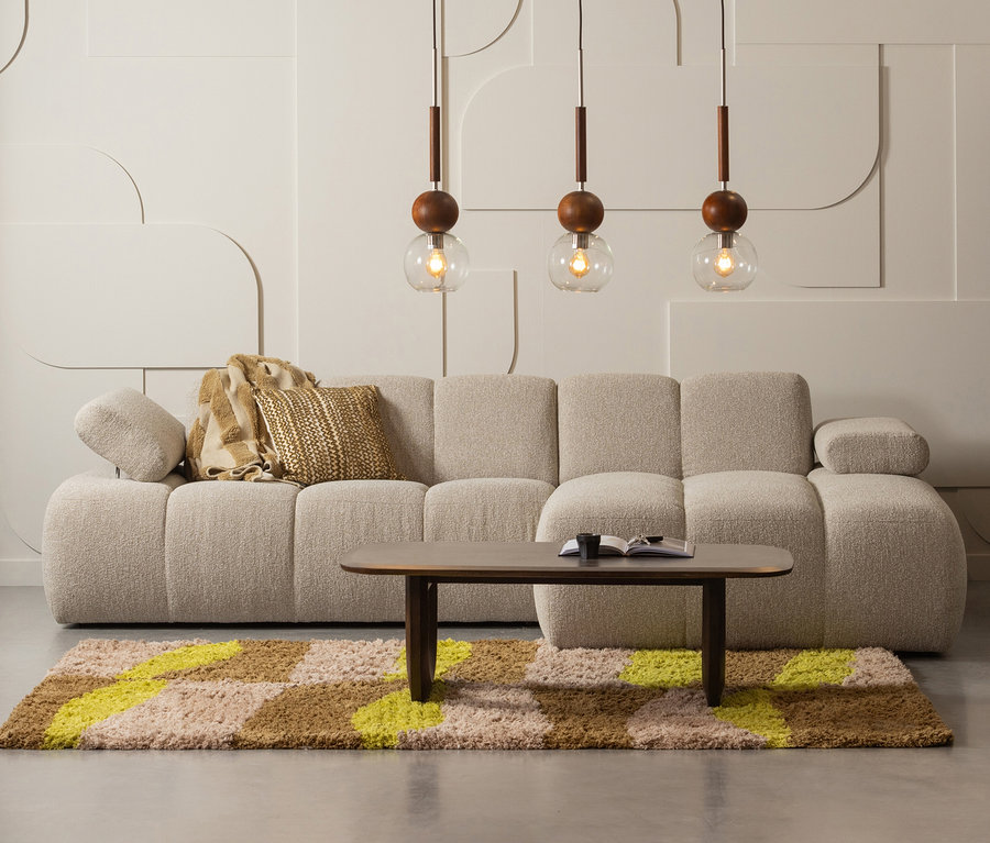 Ein Wohnzimmer mit einem beige Sofa, einem Holztisch und dem Teppich »Musa« von Woood (170 x 240).