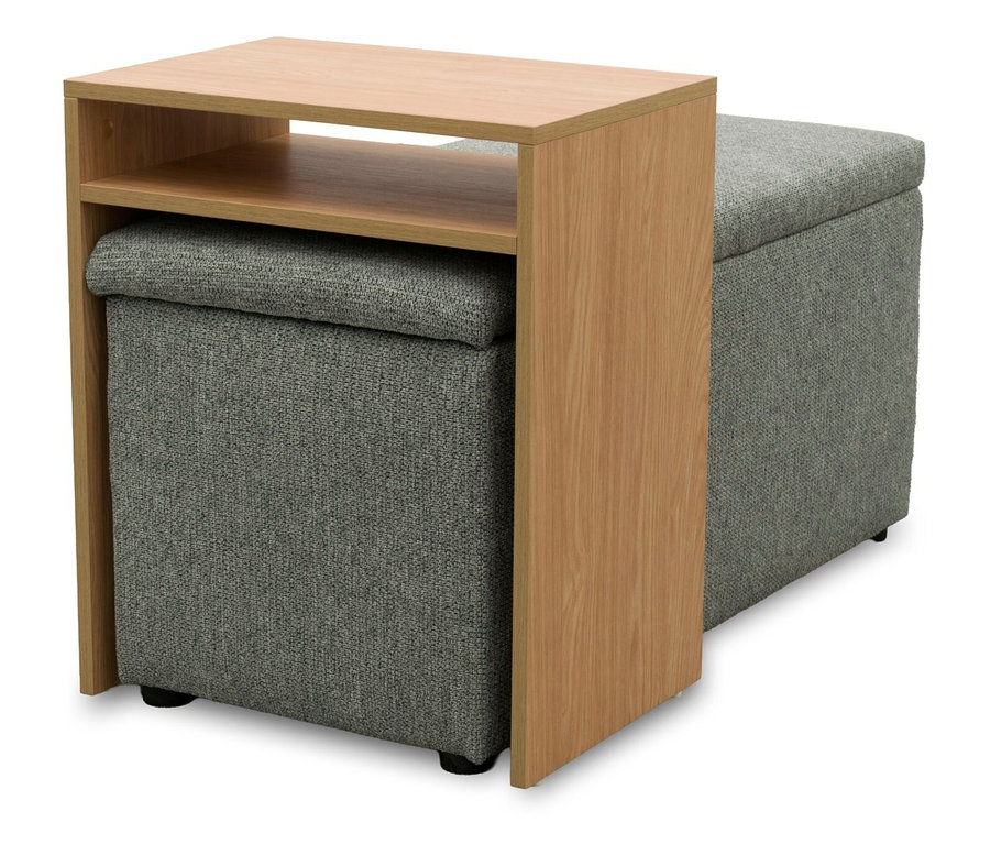 Ein heller Beistelltisch aus Holz mit einem Regal und zwei grauen Stoffhockern. Ein Hocker ist unter dem Tisch verstaut, der andere steht daneben.