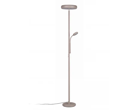 Eine hellbraune Stehlampe mit Deckenfluter und verstellbarer Leselampe, auf einem runden Sockel stehend, mit sichtbarem schwarzem Stromkabel.
