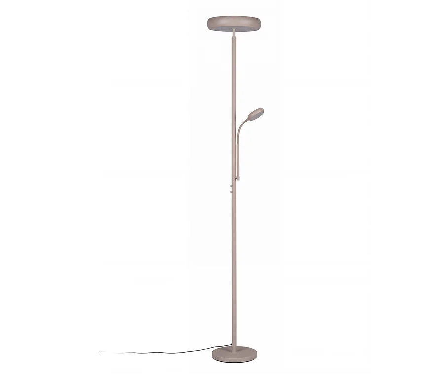 Eine hellbraune Stehlampe mit Deckenfluter und verstellbarer Leselampe, auf einem runden Sockel stehend, mit sichtbarem schwarzem Stromkabel.