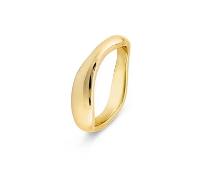 Nahaufnahme eines einzelnen, goldenen Rings mit unregelmäßiger Form auf weißem Hintergrund.