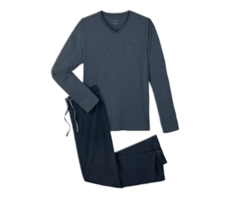 Blauer Pyjama mit langen Ärmeln und Hosen.
