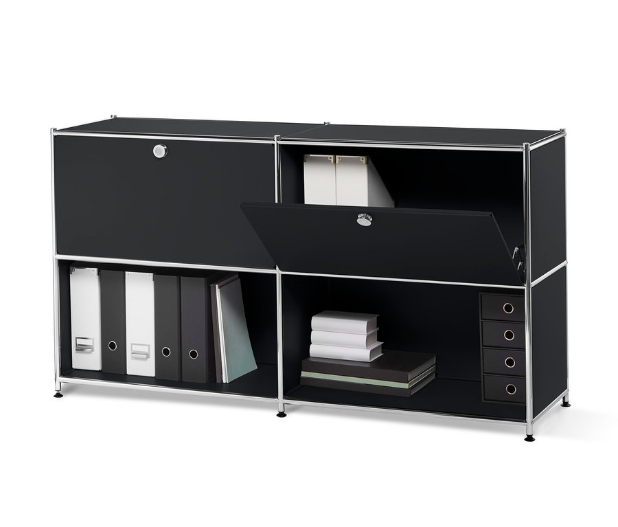 Schwarzes Metall-Sideboard mit 2 versetzbaren Klappenfächern, von denen eines geöffnet ist.