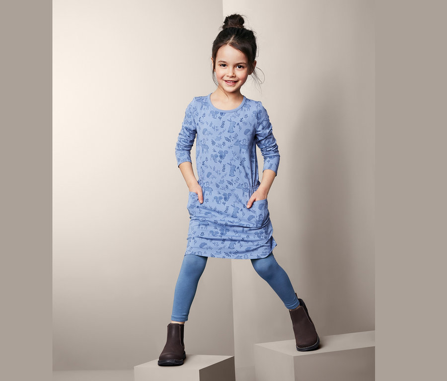Mädchen in blauem Kleid mit Tiermuster und blauen 3 Leggings.