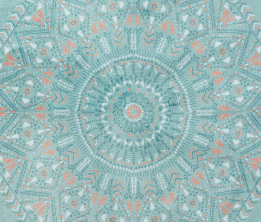 Detailaufnahme einer XL-Picknickdecke mit blauem Mandala-Muster.