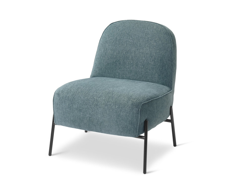 Blauer Sessel mit Fußhocker auf weißem Hintergrund.