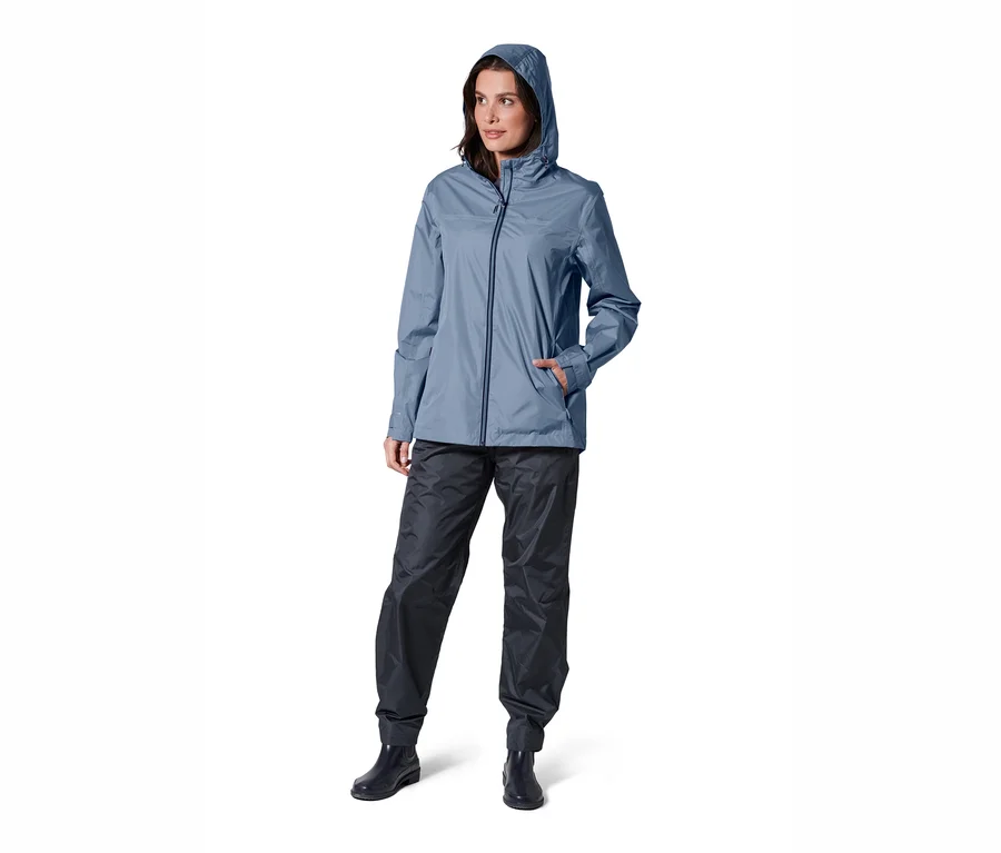Frau posiert in blauer Unisex-Regenjacke.