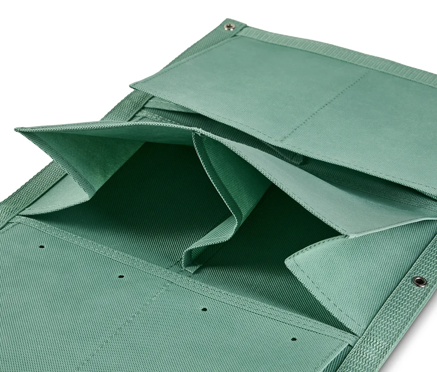 Detailaufnahme der grünen Pflanztaschen »Vertikalbeet«.