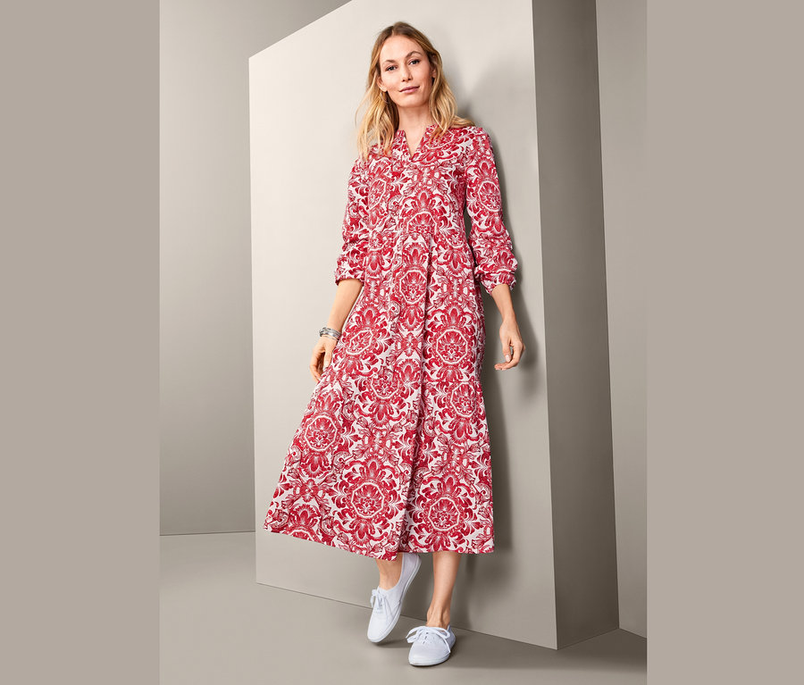 Frau posiert in bedrucktem Maxikleid.