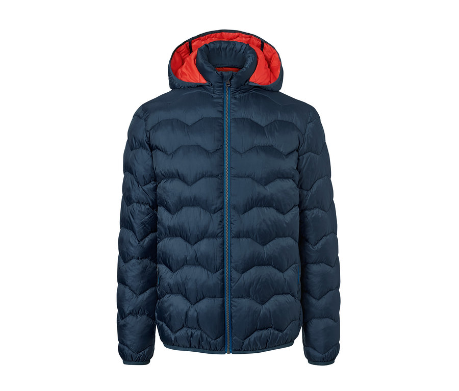 Eine marineblaue Steppjacke mit orangefarbener Kapuze.