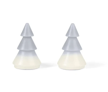 Zwei LED-Echtwachstannen stehen auf einem weißen Hintergrund.