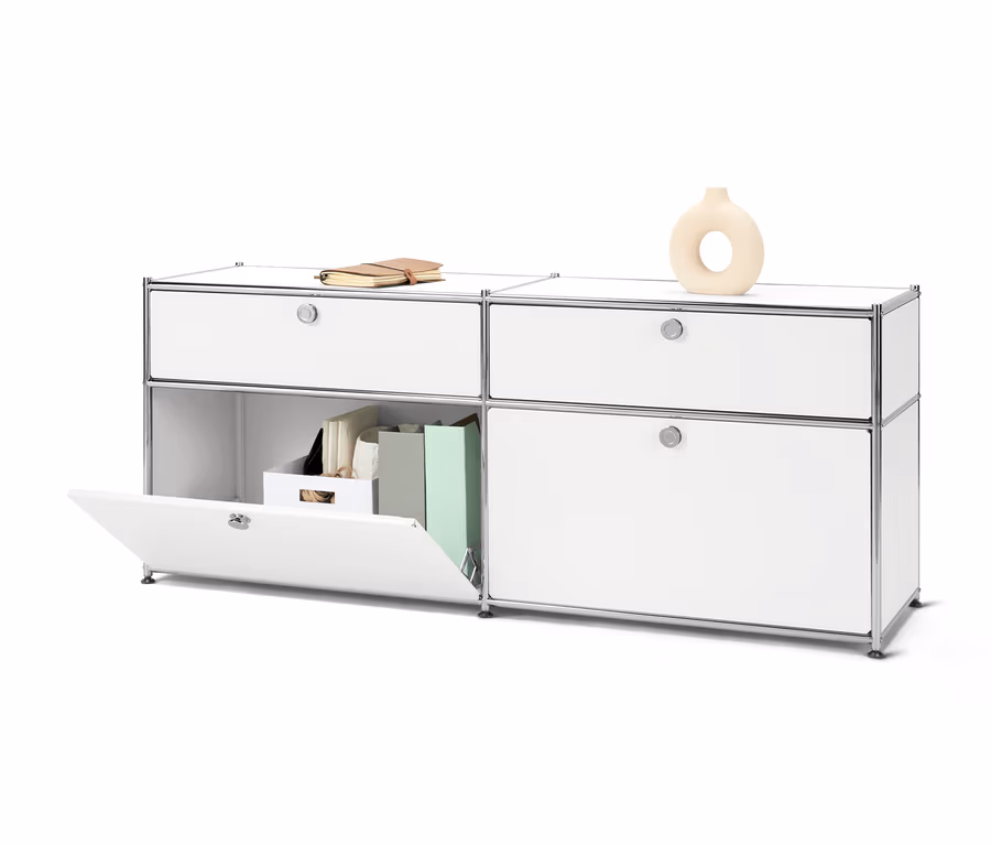 Weißes Sideboard »CN3« mit Schubladen und Klappen, Buch und Vase.