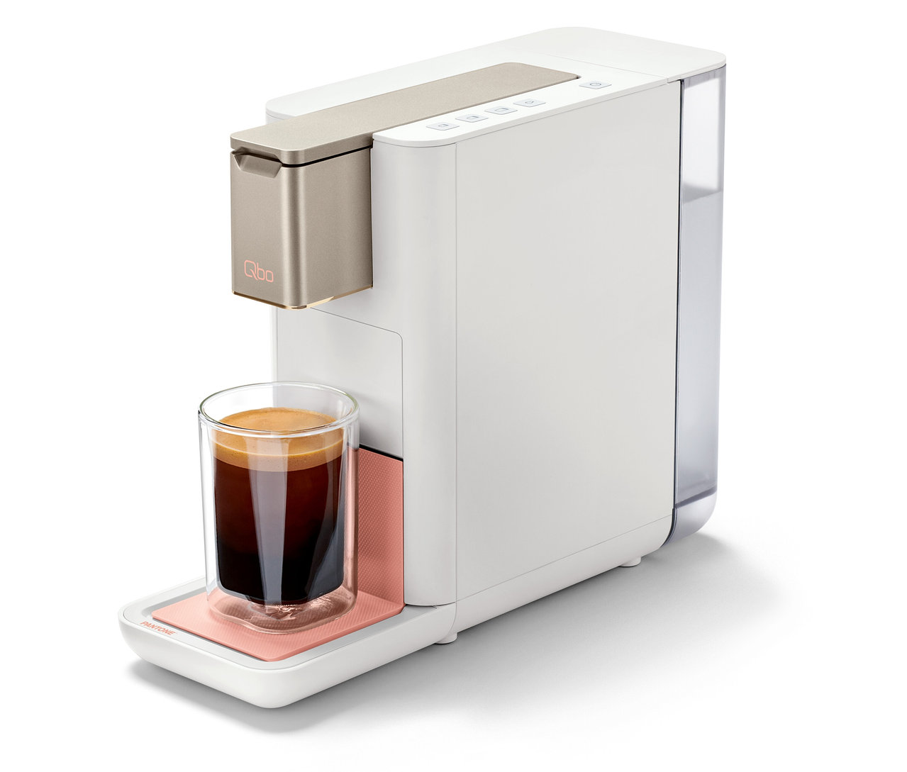 Qbo ICONIC x Pantone Special Edition Muted Clay Kaffeemaschine mit einer Tasse Kaffee.