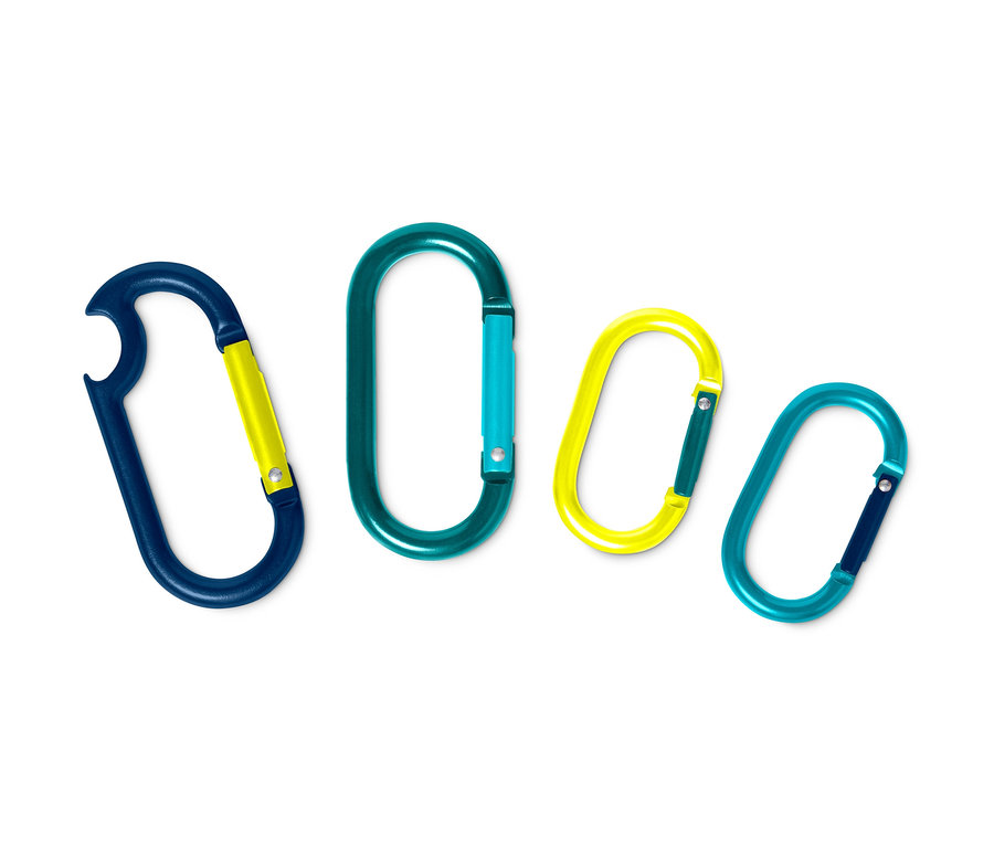 Vier Karabinerhaken in verschiedenen Farben liegen auf einem weißen Hintergrund.