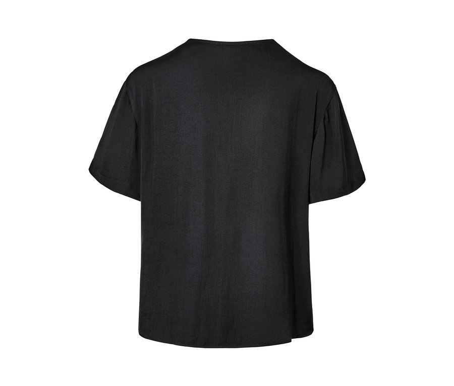 Schwarze Satin-Tunikabluse mit kurzen Ärmeln.