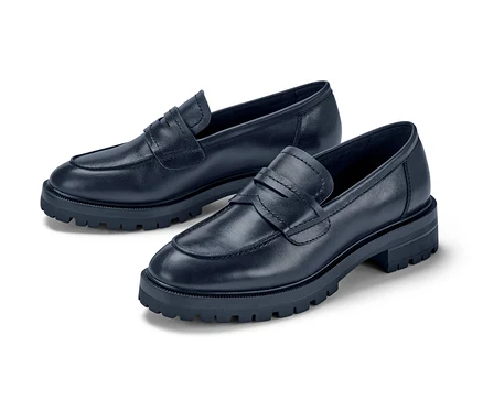 Zwei Leder-Loafer auf weißem Hintergrund.