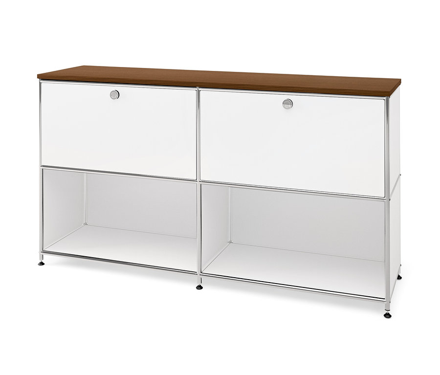 Ein Schrank mit zwei weißen oberen Türen und offenen unteren Fächern. Oben liegt eine »CN3« Deckplatte mit Echtholzfurnier, Nussbaumoptik, Breite 152 cm.