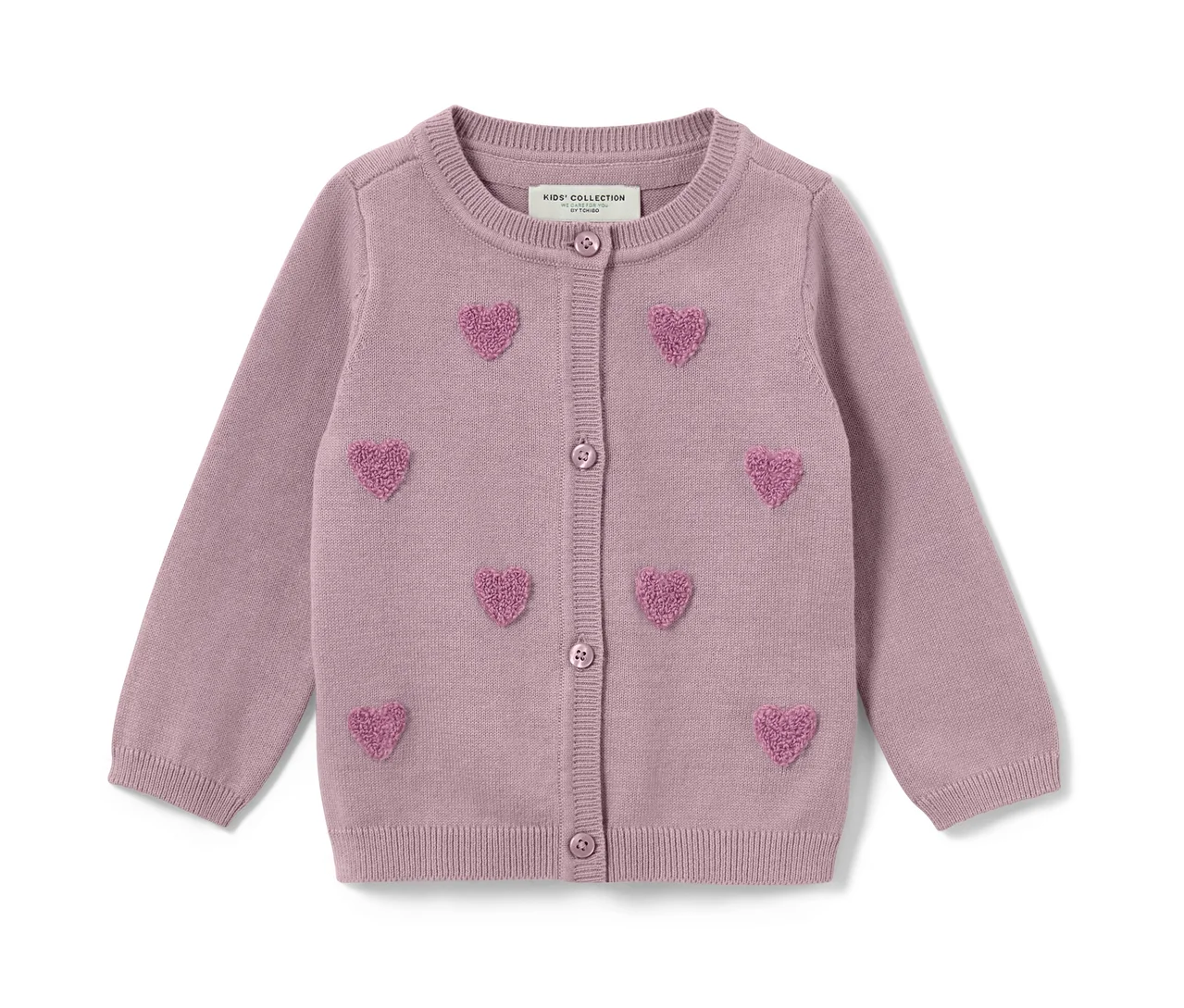 Eine Kinder-Strickjacke mit Herzapplikationen und Knopfverschluss.