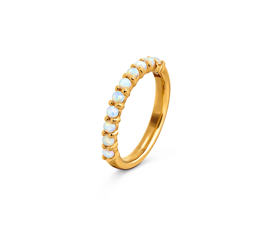 Goldener Ring mit weißen Opalen auf weißem Hintergrund.