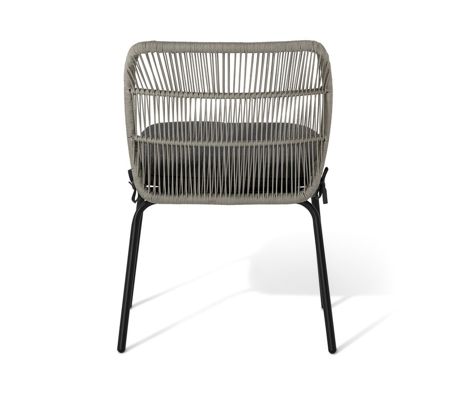 Detailansicht eines Stuhls mit Textilgeflecht und grauem Kissen von hinten.