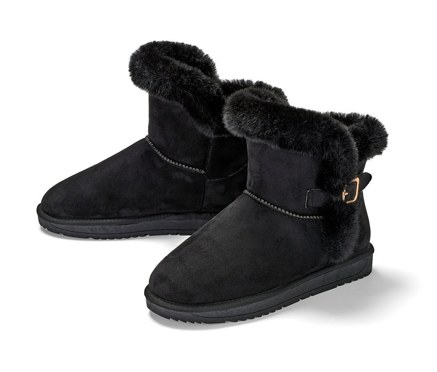Zwei gefütterte, schwarze Boots.