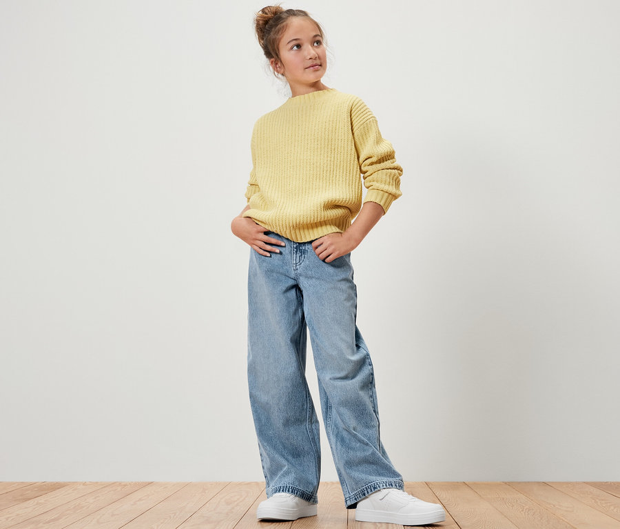 Mädchen posiert in gelbem Pullover und Kinder-Jeans ‒ Fit »Lena«.