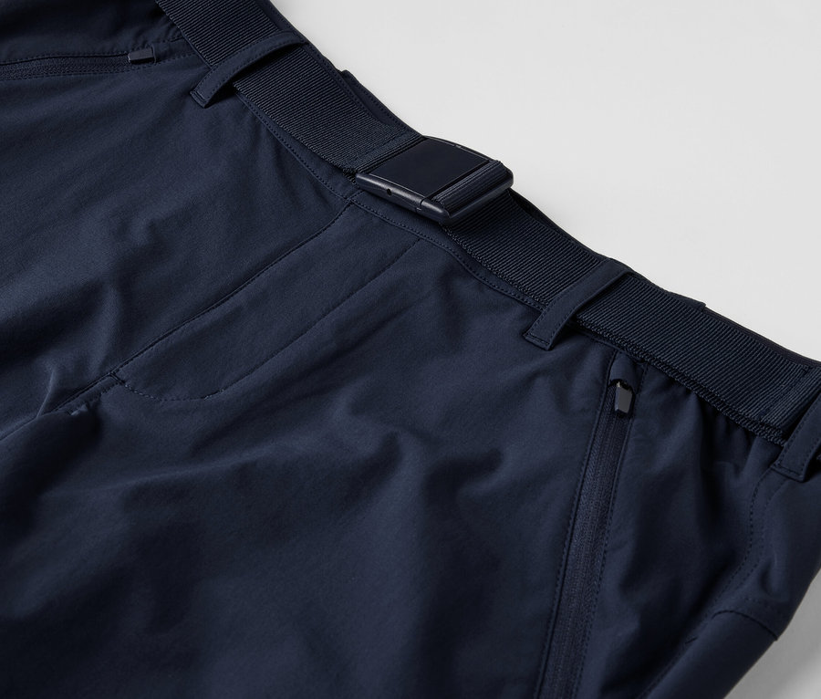 Detailaufnahme einer Outdoorhose mit Gürtel.