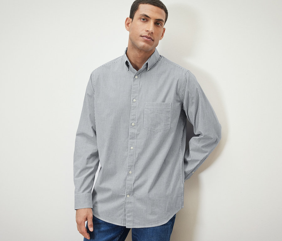 Mann posiert in Hemd.