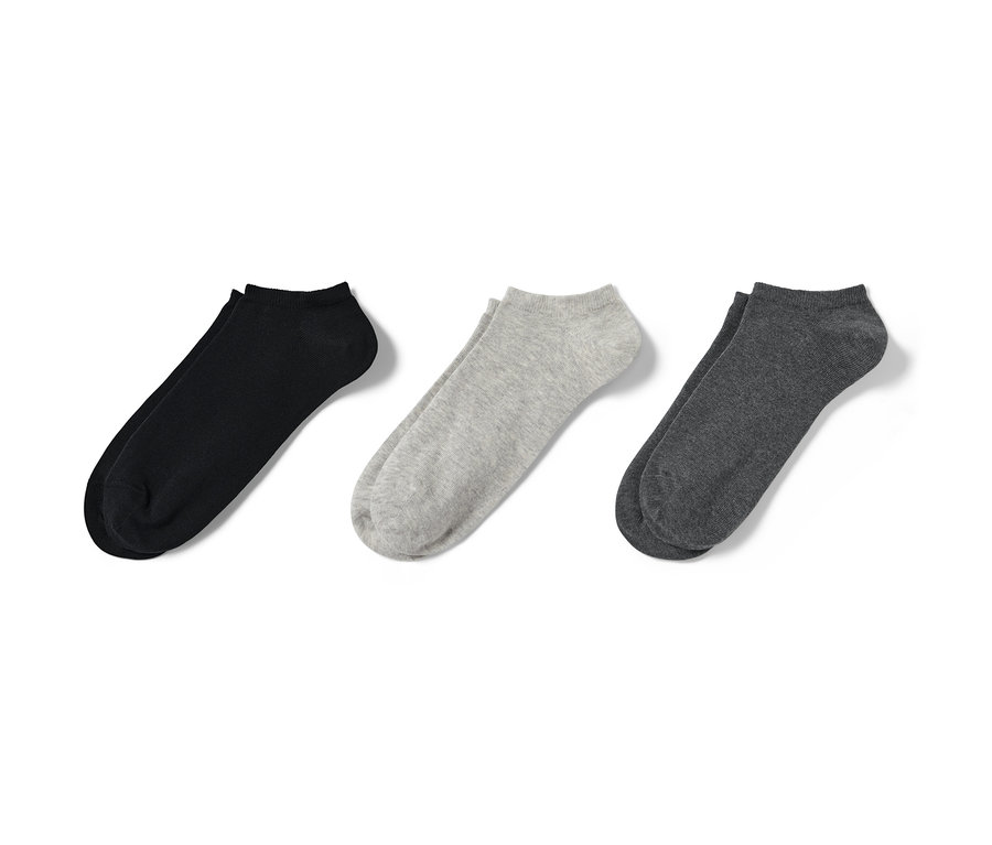 Drei Paar Sneakersocken in Schwarz, Grau und Dunkelgrau liegen nebeneinander.