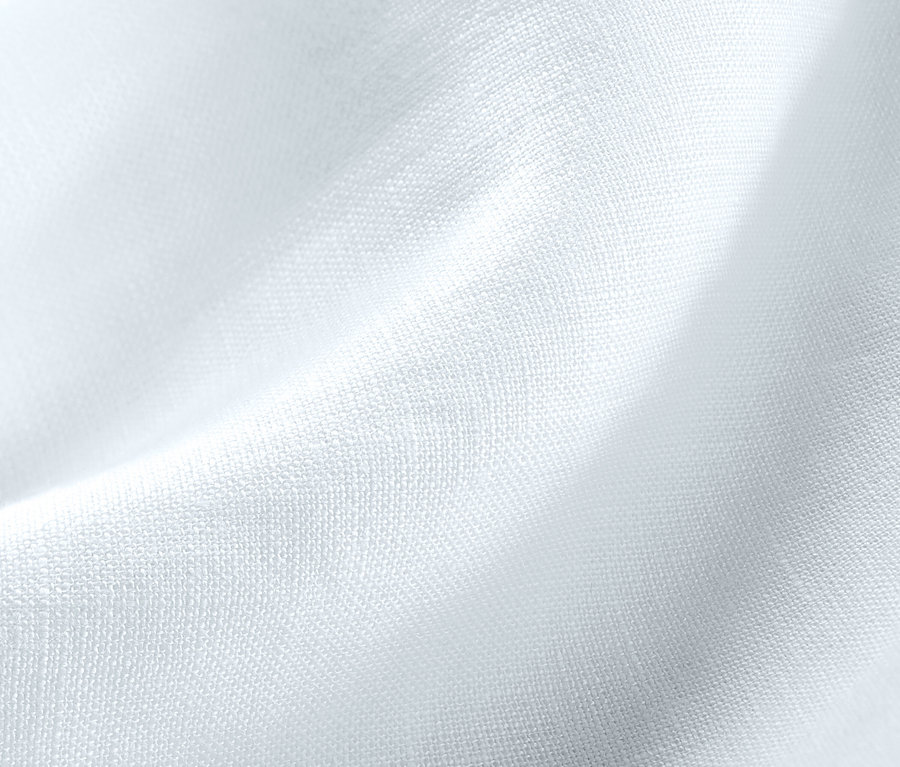 Detailaufnahme von weißer Leinen-Bettwäsche in Übergröße.