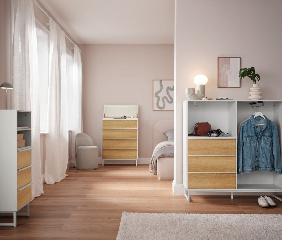Schlafzimmer mit Kommoden und grauer LED-Akku-Tischleuchte.
