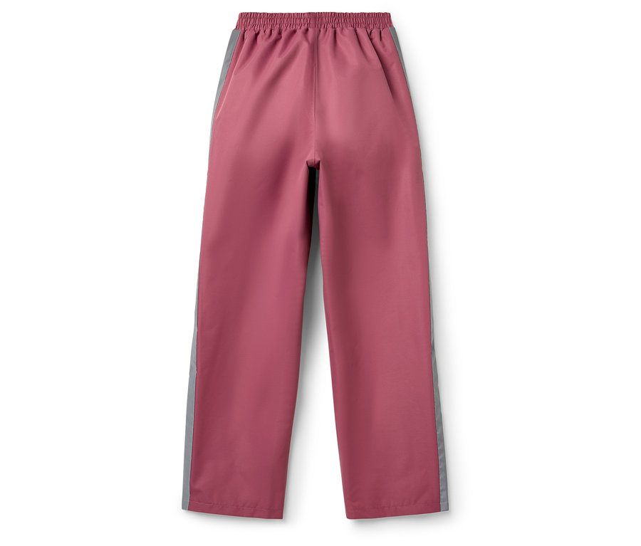 Eine rosafarbene Kinder-Regenhose mit grauen Streifen an der Seite.