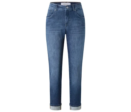Blaue Jeans mit hochgekrempelten Hosenbeinen.