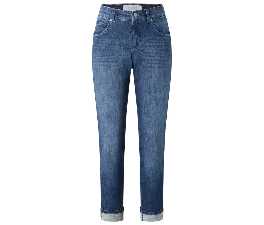 Blaue Jeans mit hochgekrempelten Hosenbeinen.